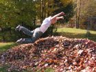 През есента е време за веселба, затова скачайте в есенни листа!