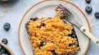 За вкусна закуска или чудесен десерт: печени овесени ядки с боровинки