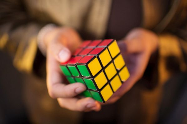 Магическото кубче на Рубик: фокус с най-трудния за разрешаване пъзел в света