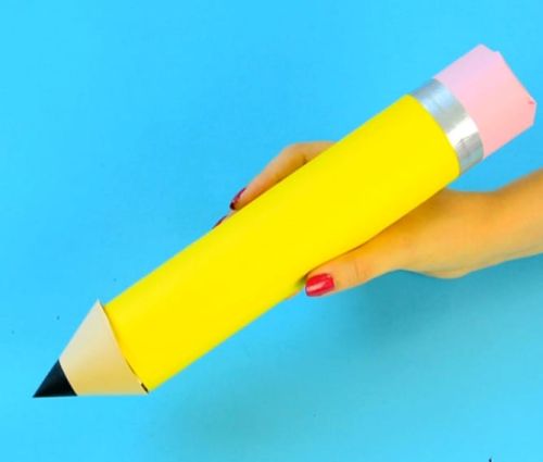 Училището става забавно с помощта на въображението и големия молив за химикалки