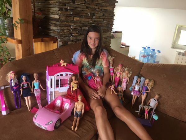 Детска доброта: 10-годишната Мадлен продава куклите си, за да помогне
