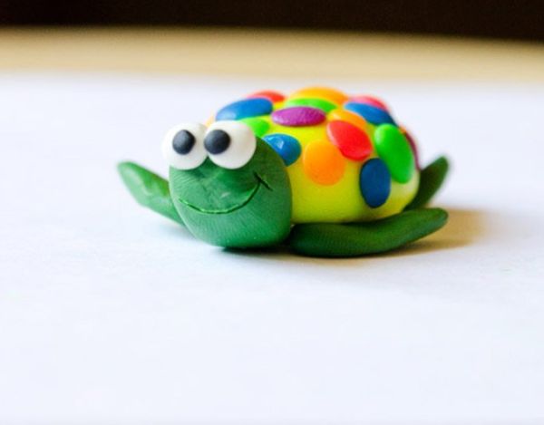 Весели животни от пластилин: направете си шарена костенурка