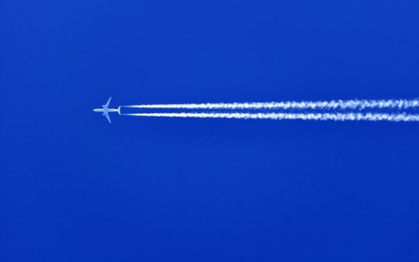 Защо самолетите оставят бели следи в небето?