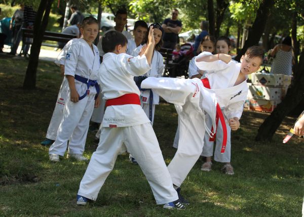 Десетки деца отпразнуваха 1 юни с открит клас по карате киокушин  