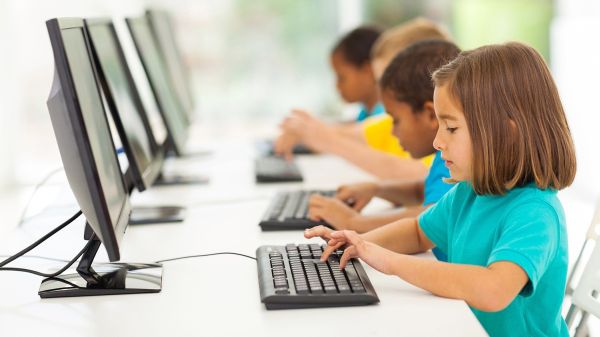„Децата онлайн – рискове и опасности“ – дискусия със специалисти за родители и ученици организират в ЮЗУ