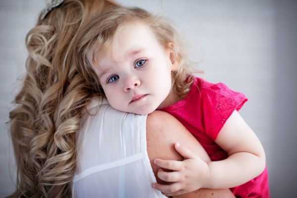 Не принуждавайте децата си да прегръщат и целуват роднини – това им вреди, твърдят педиатри