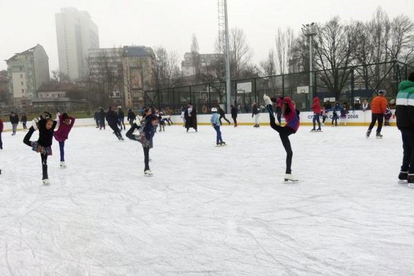 Отвориха първата за тази зима ледена пързалка в София