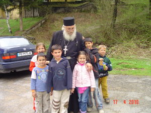 Отец Йоан от Нови хан и децата в град Тетевен