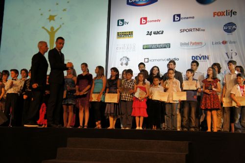Димитър Бербатов награди талантливи деца в науката, спорта, изкуството и социалната активност