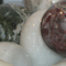 Каменни яйца от различни минерали.