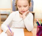 Два лесни трика, с които да научим децата как правилно се държи молив