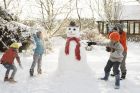 Шапката на снежния човек – забавна зимна игра