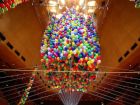 Също като Карл: артист използва 20 хиляди балона, за да полети „В небето“