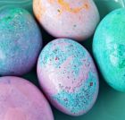 С малко олио и боя постигате чуден мраморен ефект върху великденските яйца