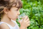 Защо е важно децата да пият достатъчно вода?