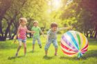 Как да изберем подходящи и безопасни детски стоки за игра навън?