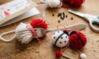 Весели калинки мартенички от прежда направени с помощта на обикновена вилица