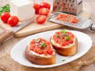 Хрупкави юнски филийки с домати: Направи си сам най-вкусната лятна закуска!