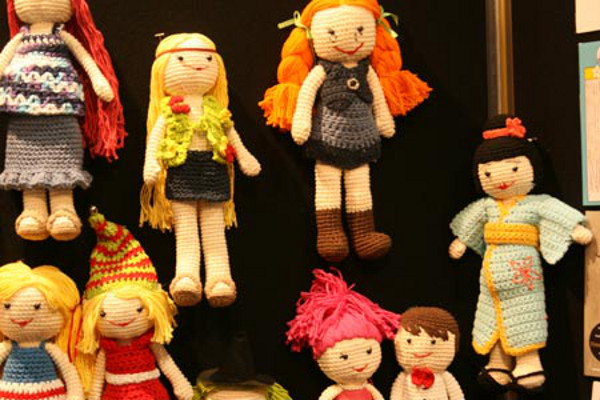 Деца пресъздават традиционни празници с плетени кукли