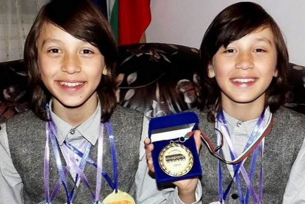 10-годишни близнаци от Шумен впечатлиха цял България с музикалния си талант
