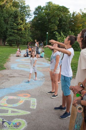 Десетки младежи нарисуваха почти 100-метрова карта на река Дунав