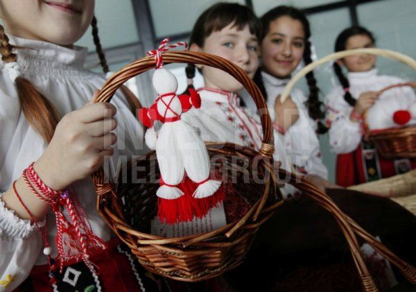 Деца от 140 СОУ „Иван Богоров“ подаряват мартенички на пристигащите на летище София  