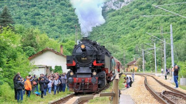 Пускат ретро пътешествия с влака „Баба Меца“ за Лазаровден и Цветница