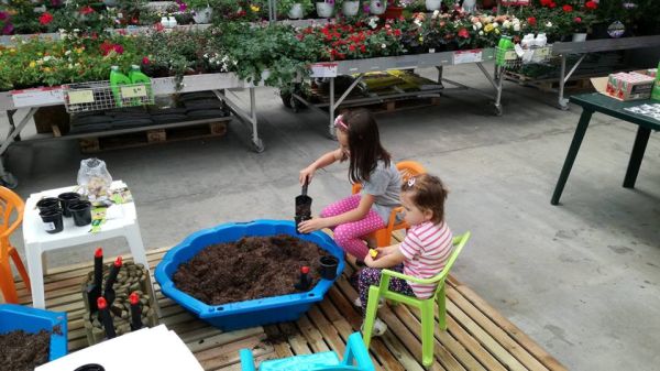 Десетки малчугани станаха градинари за 1 ден в магазините на HomeMax по случай Деня на детето