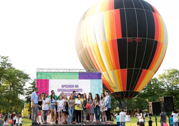 Как ученици, които направиха нещо незабравимо за един свой учител се издигнаха с балон в Южния парк