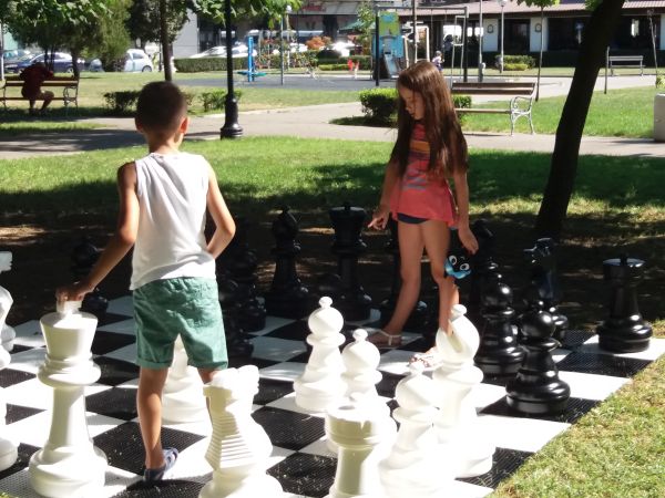 Поиграйте на огромен шахмат пред библиотеката в Русе