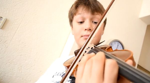 13-годишен цигулар покорява големите сцени