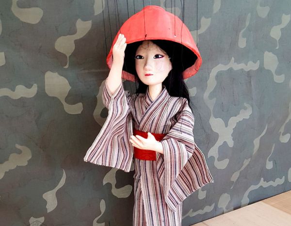 Куклен театър с интересни японски кукли представя приказката „Химе с голямата шапка“