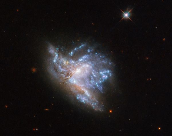 „Хъбъл“ засне две сблъскващи се галактики