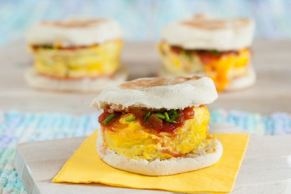 Сандвич с яйце в микровълнова – закуска, която задължително трябва да опитате
