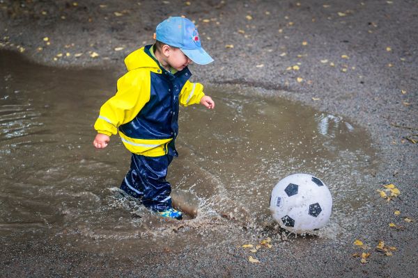 10 причини с които да убедите родителите си, че е добре да ви пуснат на игра в дъжда през пролетта