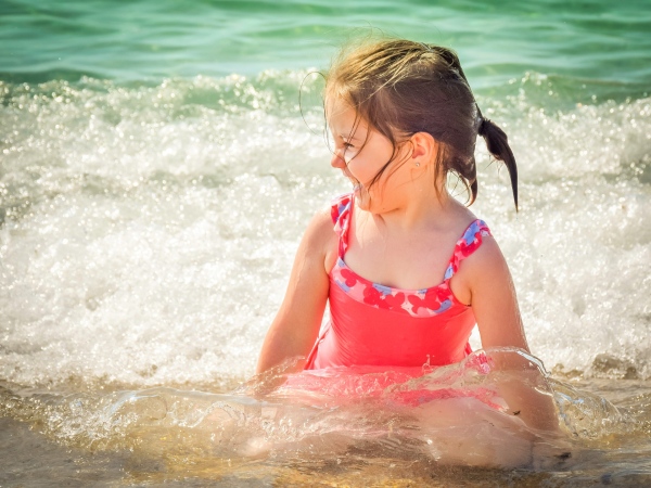 Какви бански и плажни артикули да купим за детето – съветите на КЗП