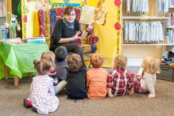 Интересна инициатива: за по-лесна адаптация родители четат приказки в детската градина