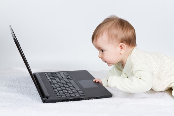 Малките деца и електронните устройства – няколко бързи и ефикасни съвета за времето на карантина