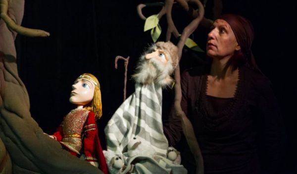 На куклен театър у дома – насладете се на онлайн излъчване на детския куклен спектакъл „Неродена мома“