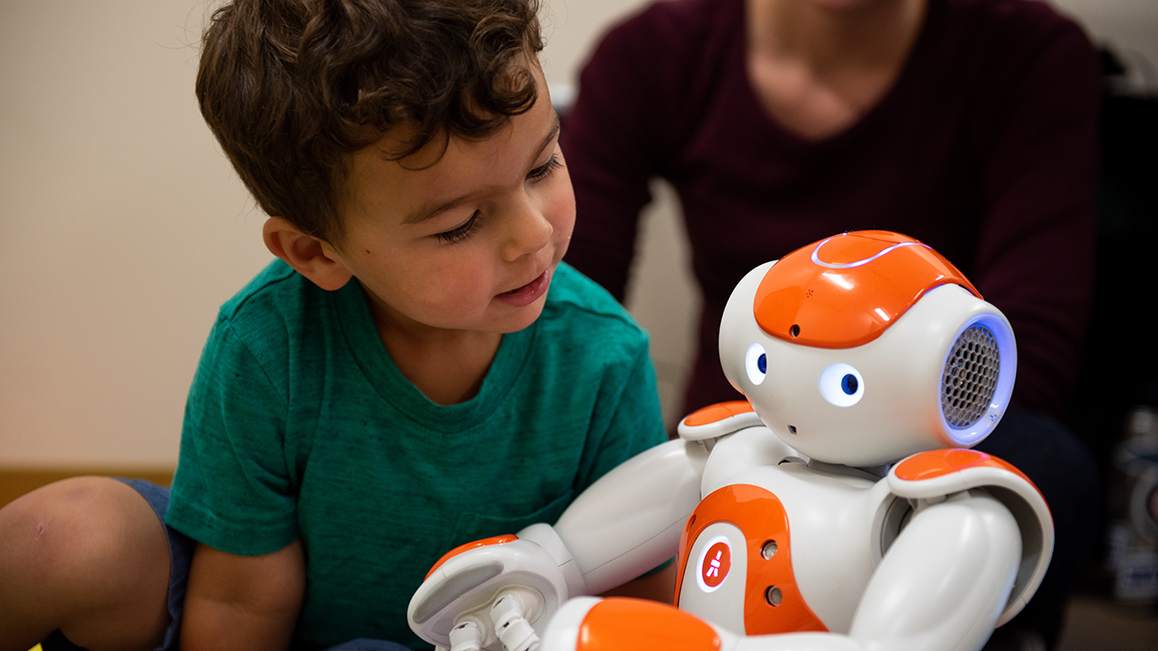 „Teenovator“: младежи разработват обучителни роботи за деца