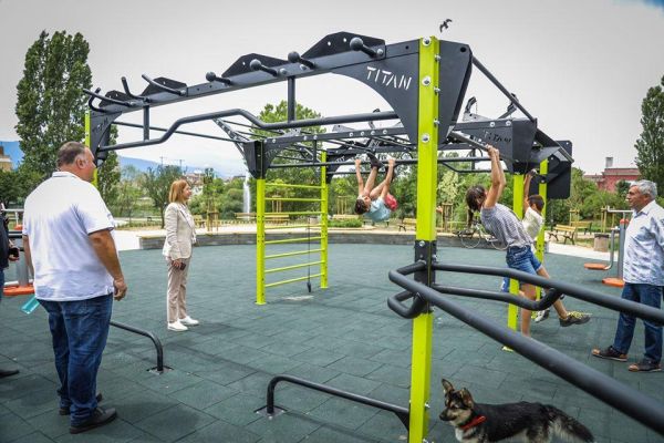 За малки и големи: нова фитнес площадка в „Дружба“