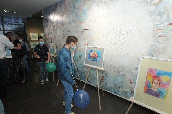 Над 40 картини озариха коридорите на ВУЗФ в благотворителната изложба „Деца помагат на деца“