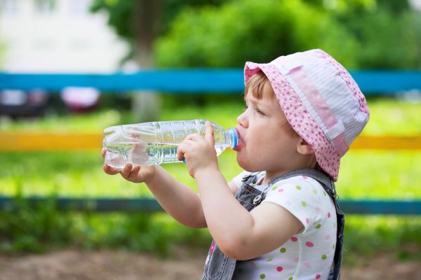 Водата и децата: как и колко трябва да пият