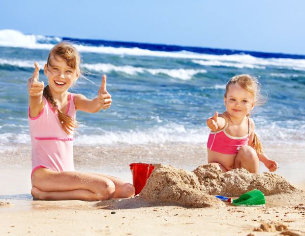 На плаж с дете: основни съвети за една приятна ваканция