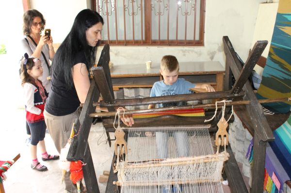 Деца и родители опознаваха тайните на тъкачеството в Етнографския музей на Долна Оряховица