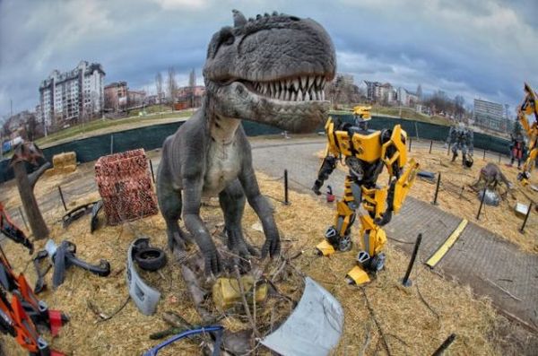 „Динозаври срещу роботи“ се изправят в епична битка в „Възраждане“ 