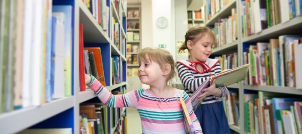 Библиотеката в Шумен подарява годишен абонамент на първокласници и ученици с отличен успех