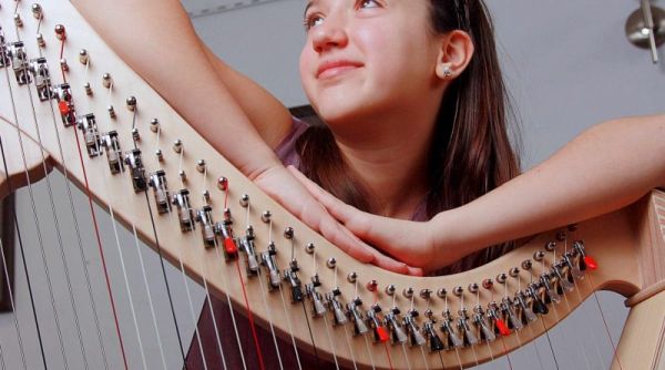 12-годишната Никол – най-младата българска арфистка издаде своя първи албум