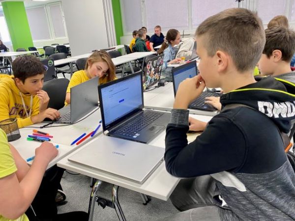 Безплатна ИТ школа ще обучава децата от Банско 