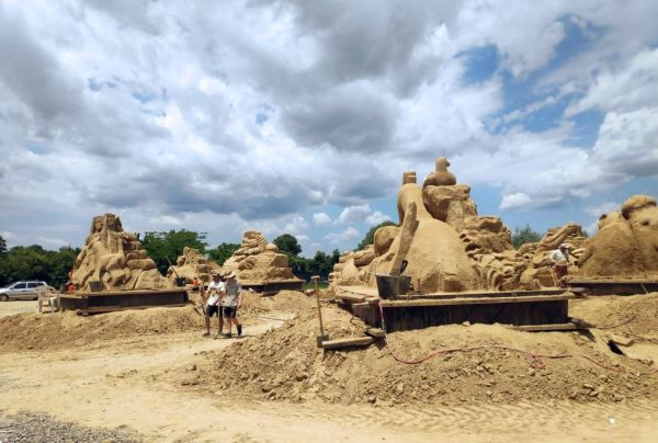 Ако не сте, все още можете да посетите Фестивала на пясъчните фигури в Бургас